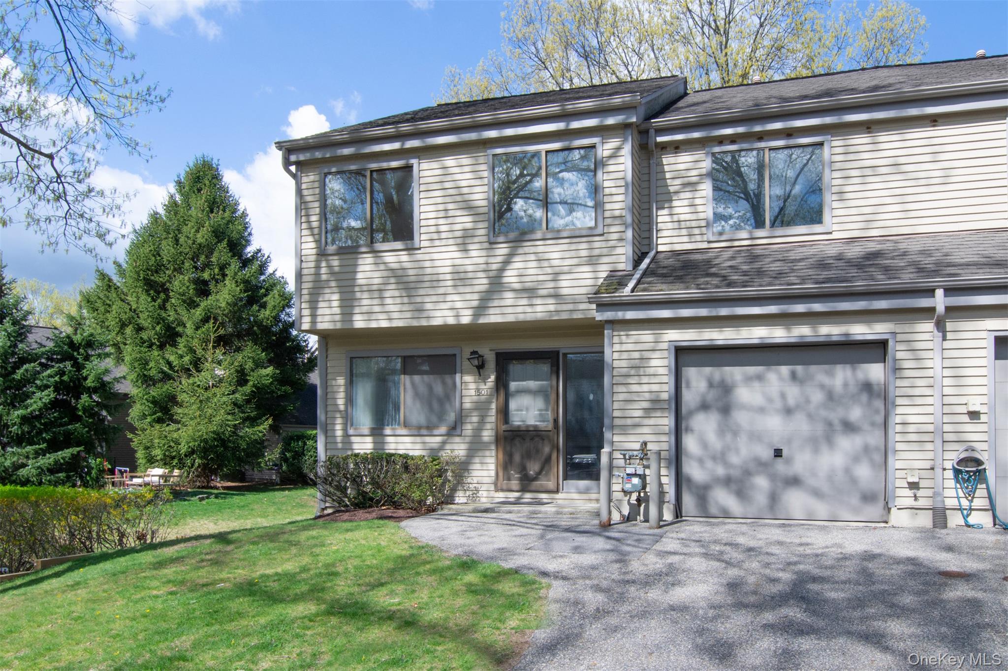 Welcome to 1501 Hunters Run.  An end unit townhome offering exceptiona...