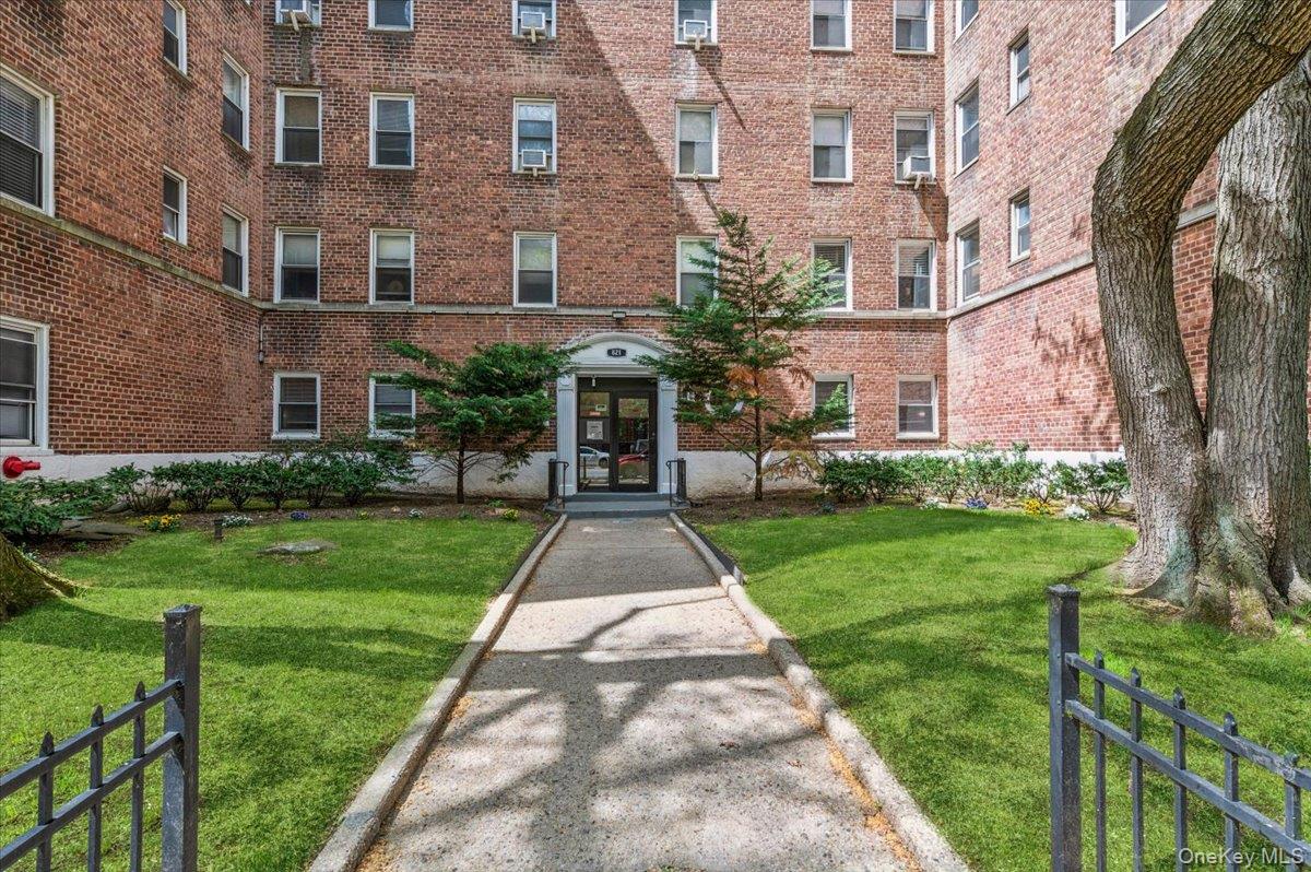 Bright, convenient and renovated! Easily accessible to the Fleetwood m...