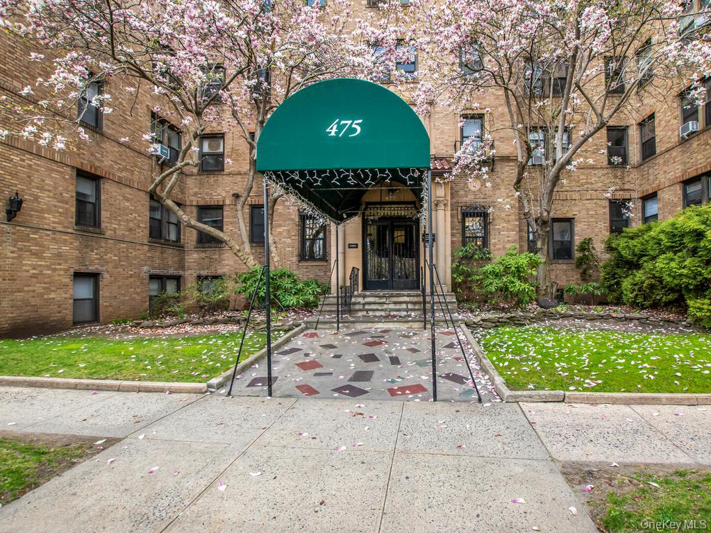 Welcome to 475 Bronx River Rd #5C, beautifully updated 1 Bedroom apart...