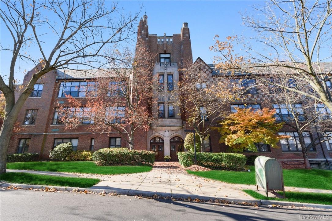 Convenient to downtown White Plains, this one-bedroom--walk to train (...