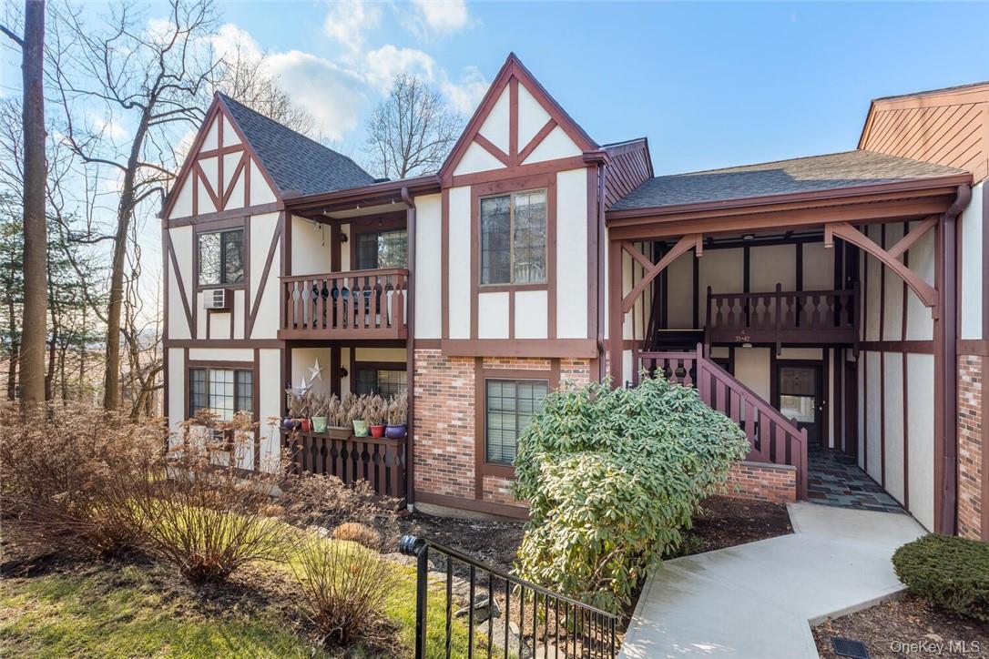 Welcome to the highly desirable Foxwood condominium located in Mt. Kis...