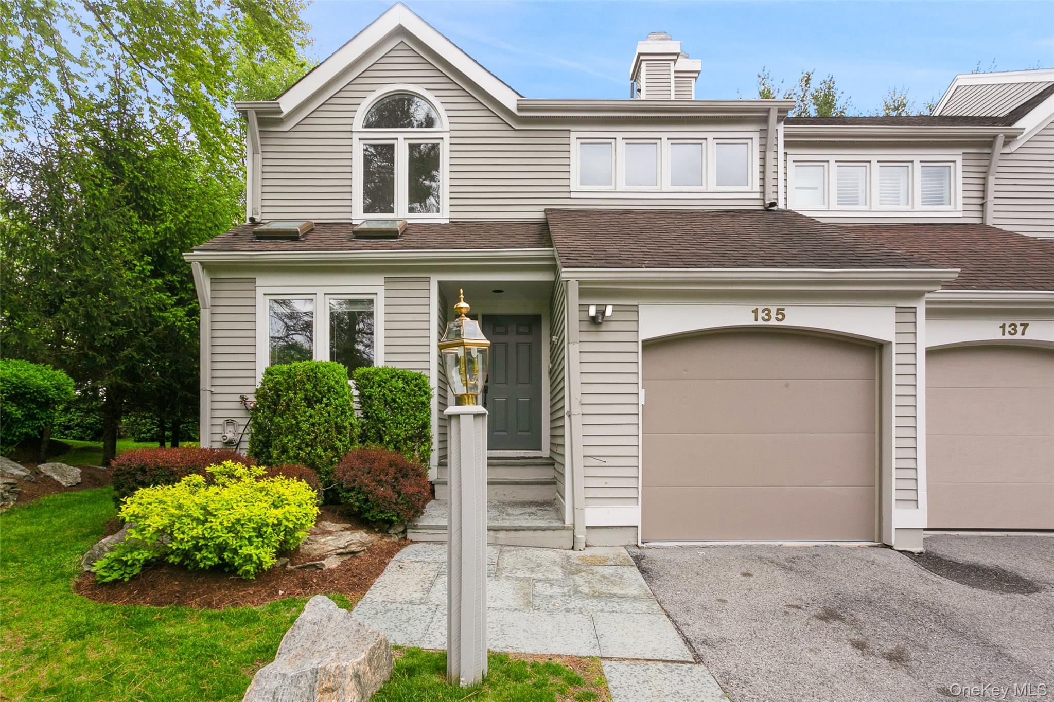 This newly renovated end unit at the gated Boulder Ridge community off...
