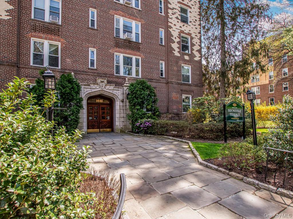 Welcome to this move-in-ready cooperative apartment in Bronxville PO,...