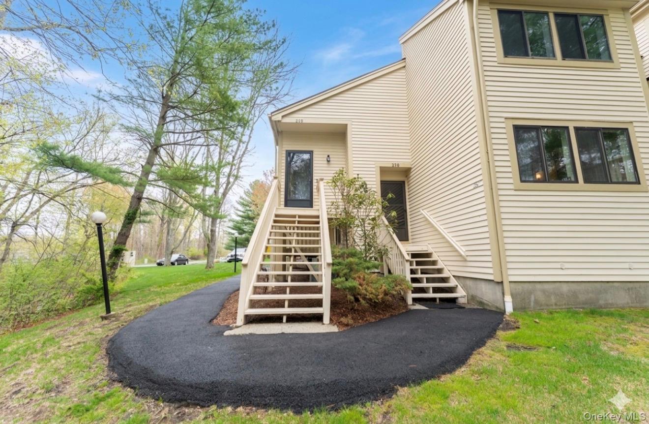 Location, Location, Location!!! Great opportunity for this Oakridge Co...