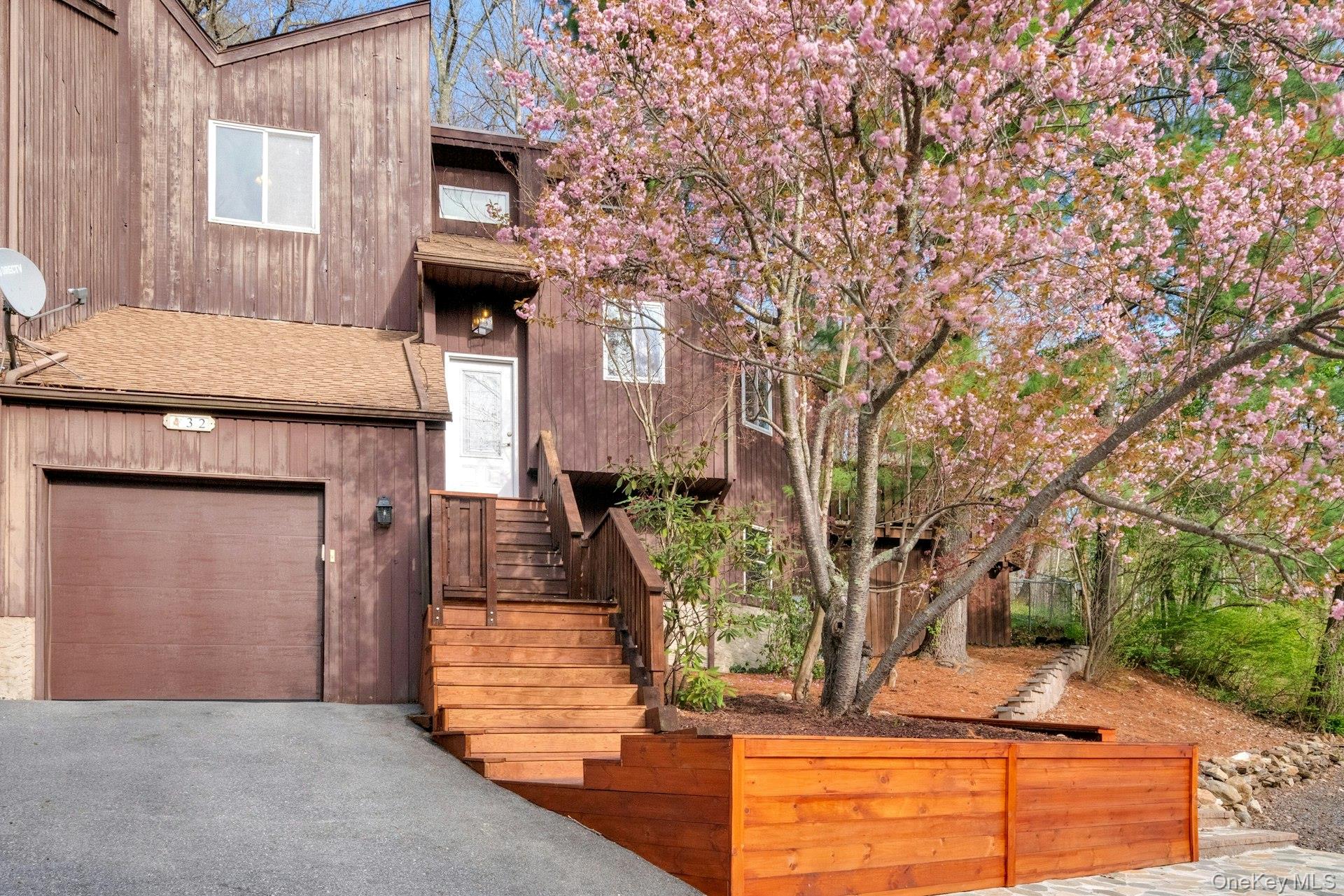 Beautifully maintained 3 bedrooms, 2.5 bath home in desirable Goldens...