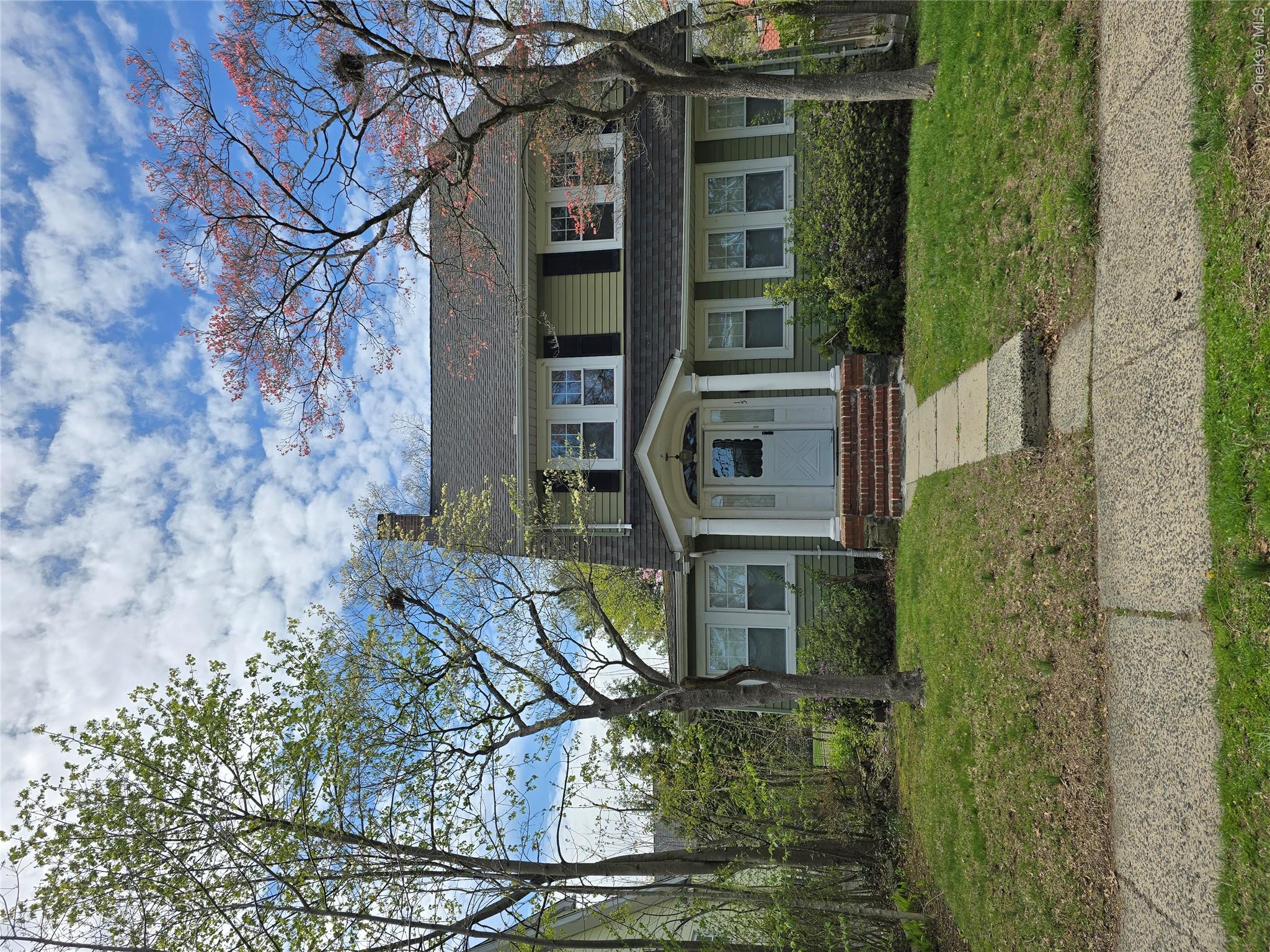Beautiful Sunny 4 Bedroom Home near Park & Beach. Flowering trees & Ni...