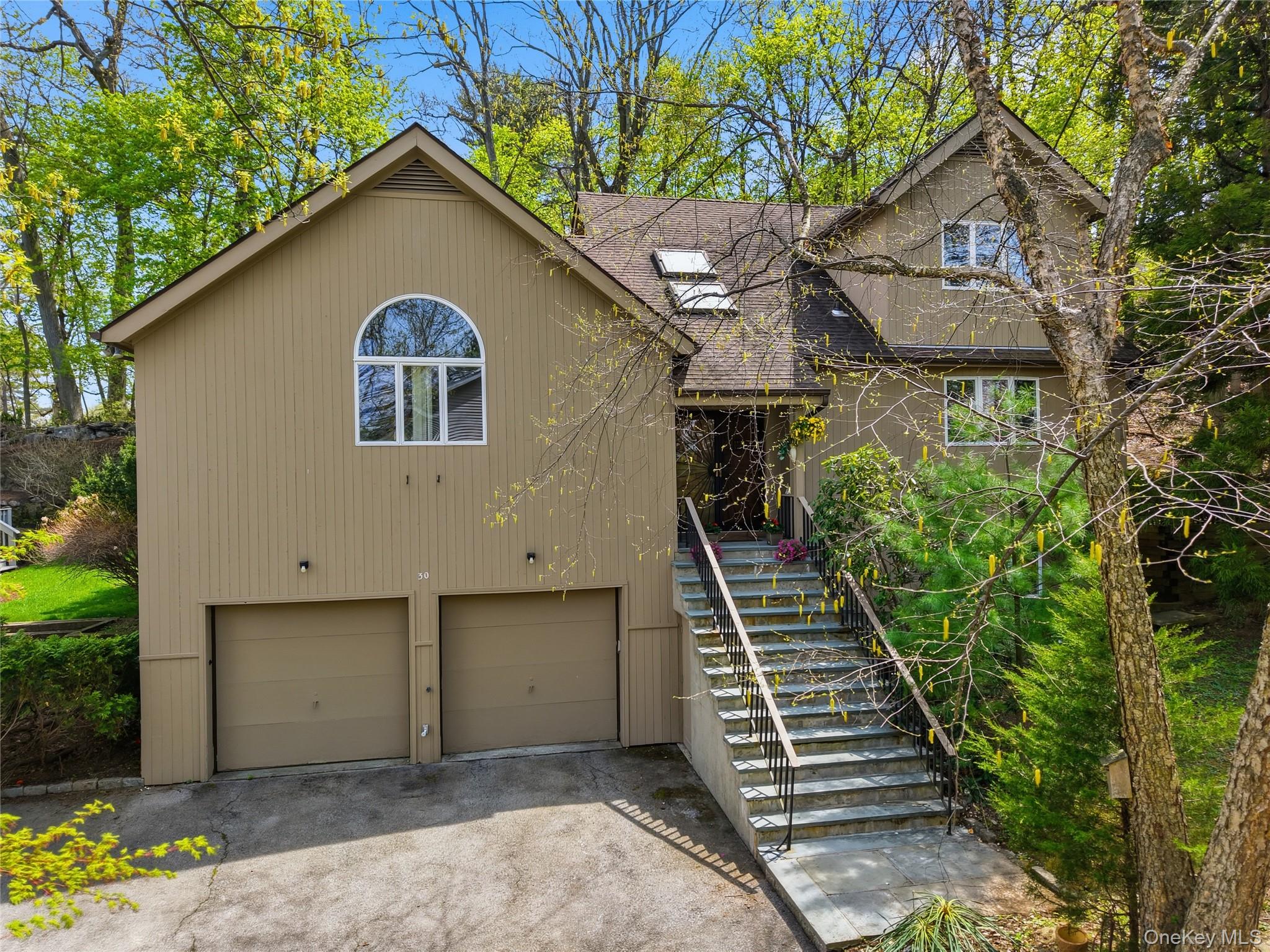 Tucked into a quiet cul-de-sac in one of Hastings-on-Hudson's most sou...