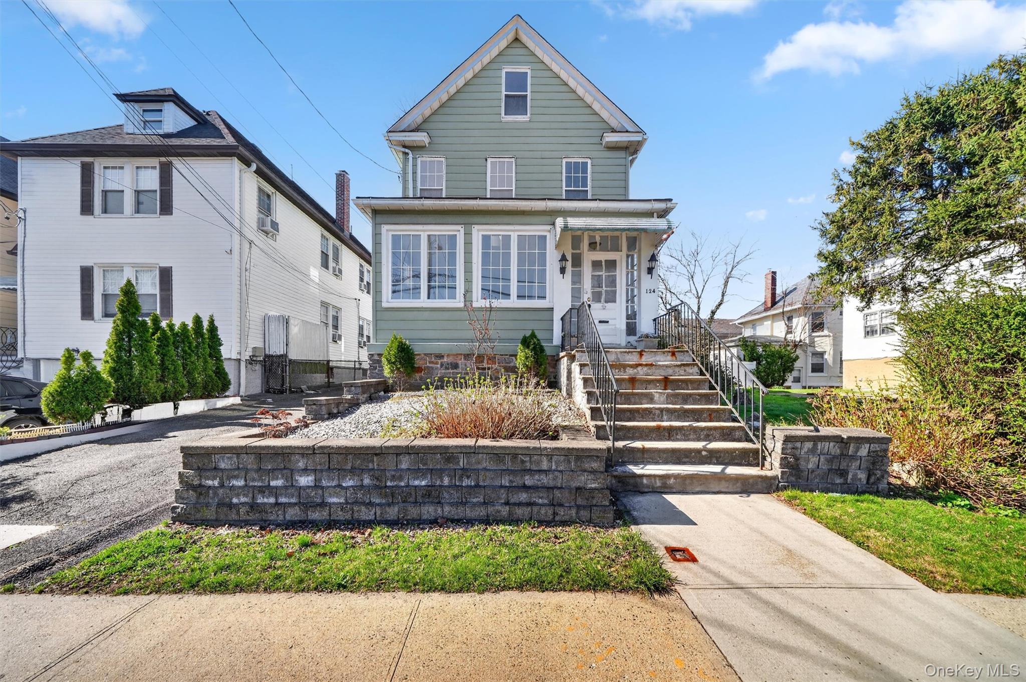 Welcome home to this beautifully maintained 3-bedroom, 2.5-bath home,...