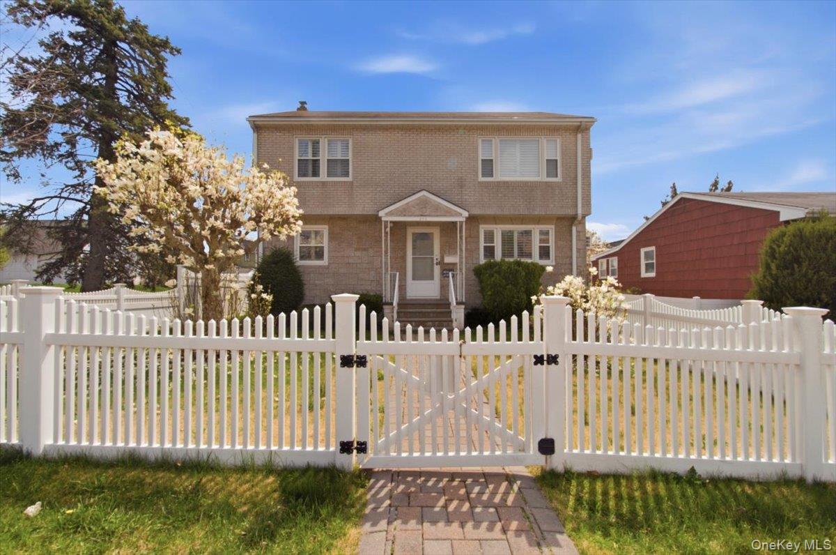 Perfect setup for a savvy investor or owner-occupant - live in one uni...