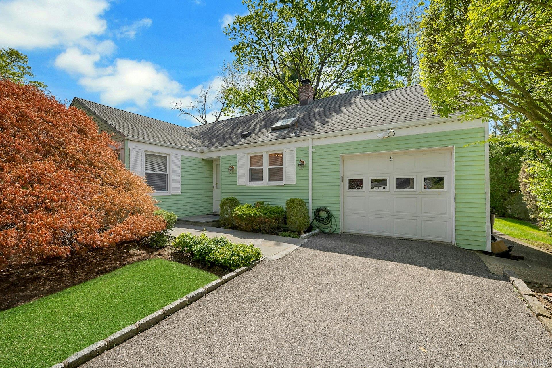 9 Leslie Place is an expanded ranch, bright throughout, set on a quiet...