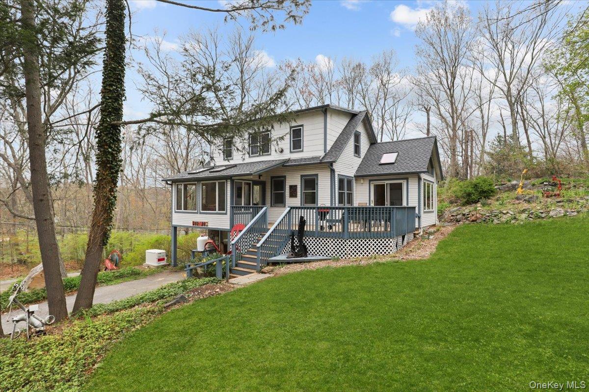 Enjoy a perfect weekend escape or year-round lake living! This 3-bedro...