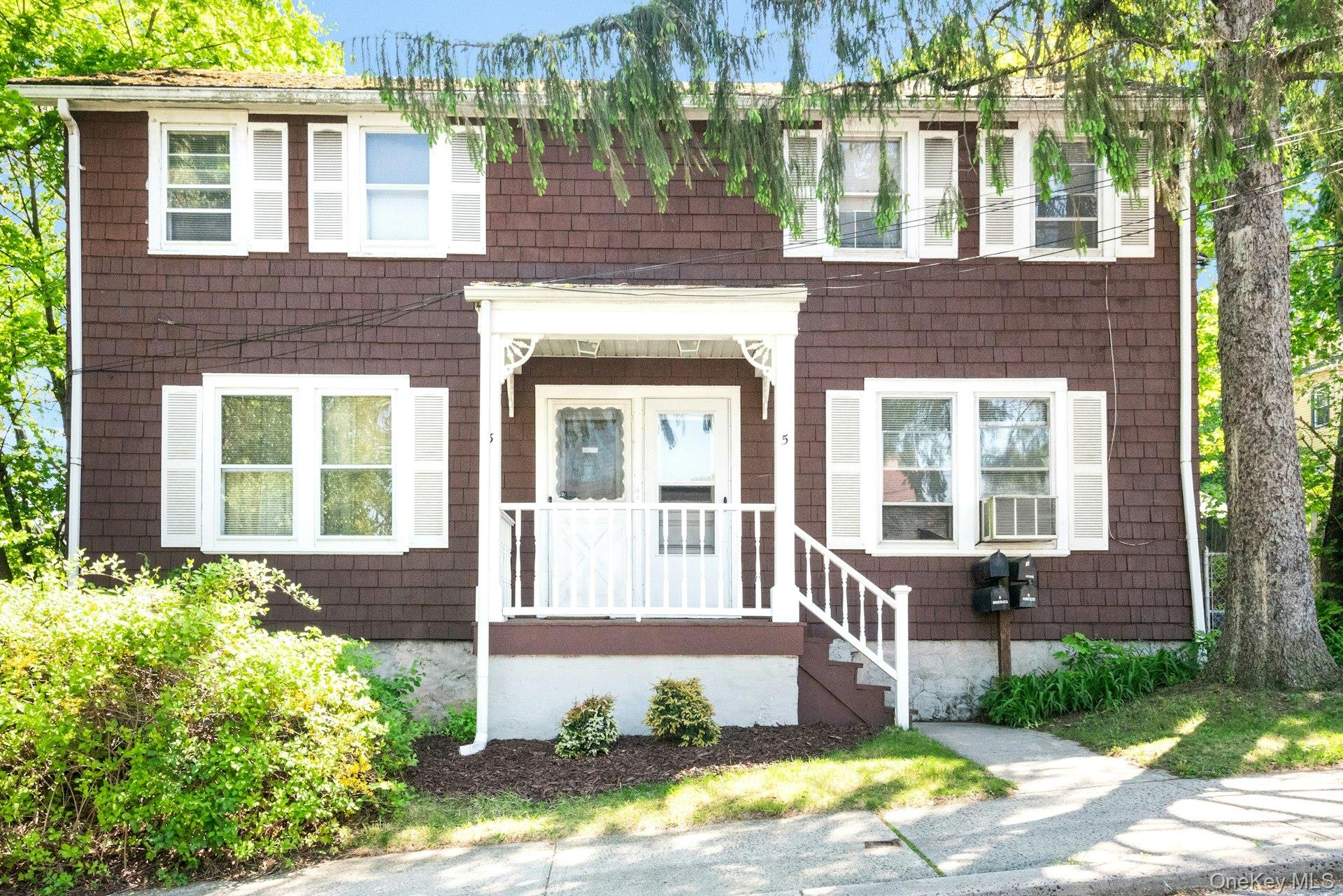 Location, flexibility, and real income potential, this side-by-side tw...