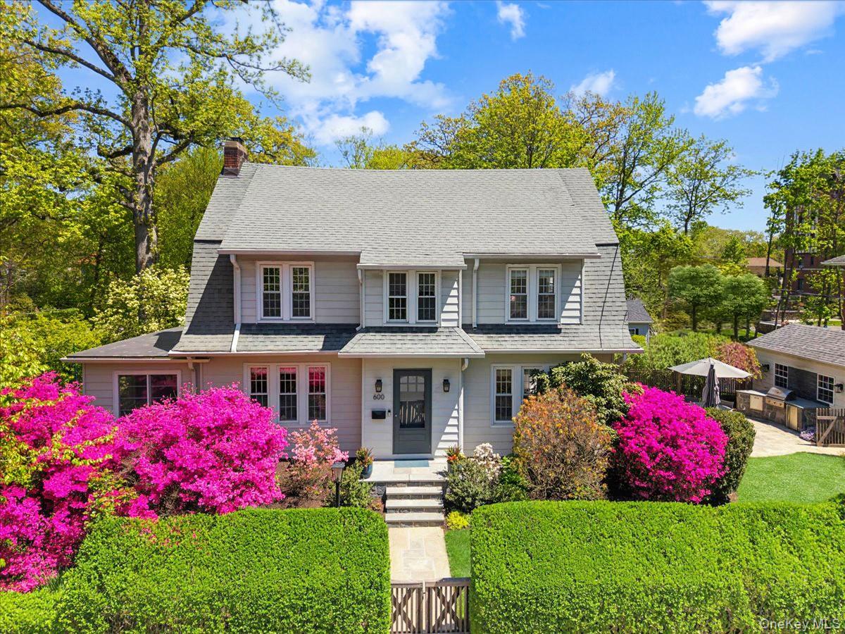 Perfectly positioned in Pelham Manor, this sophisticated Dutch Colonia...