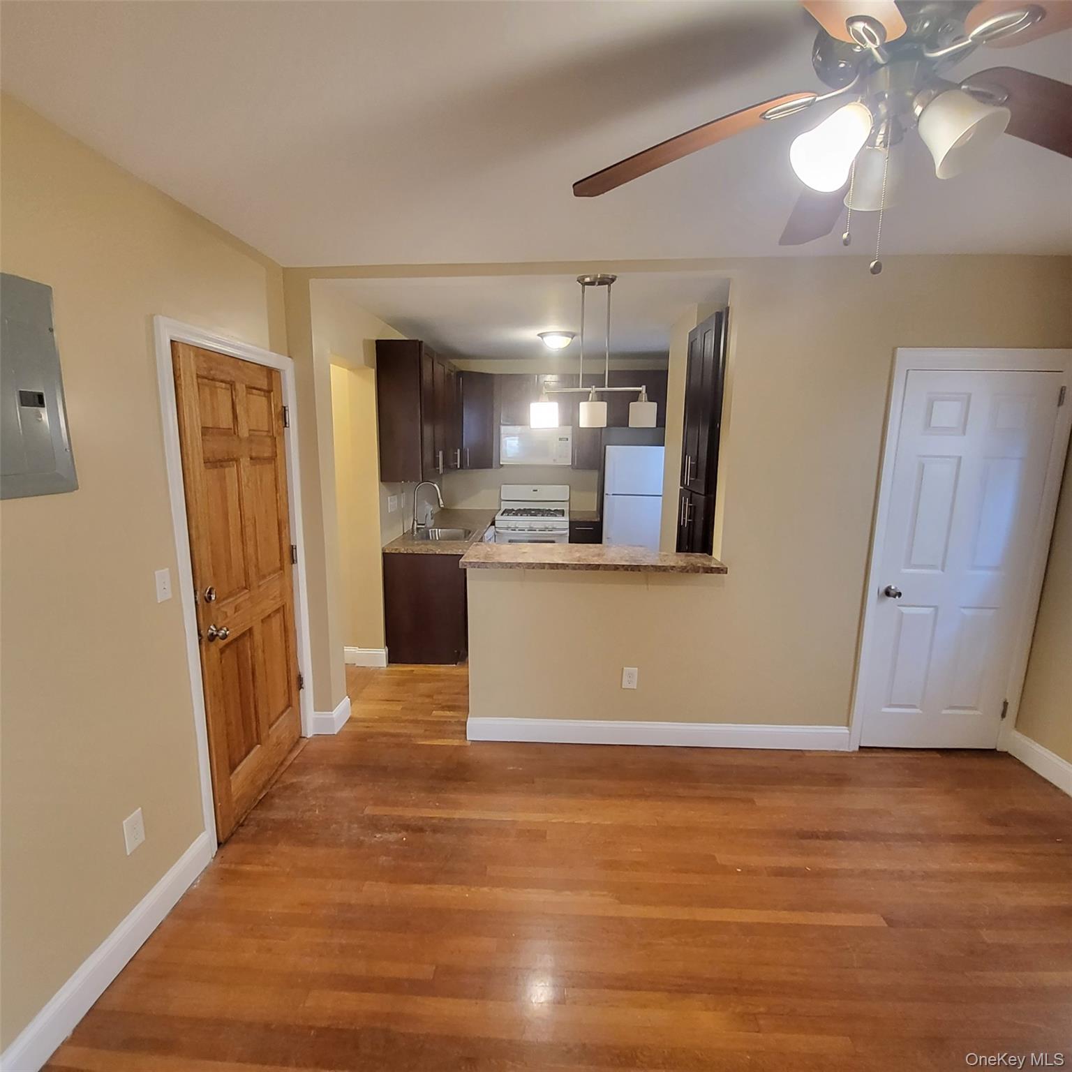 Totally Updated, Nice Clean, Fresh Bright, 3BR Duplex Rental. New Kitc...