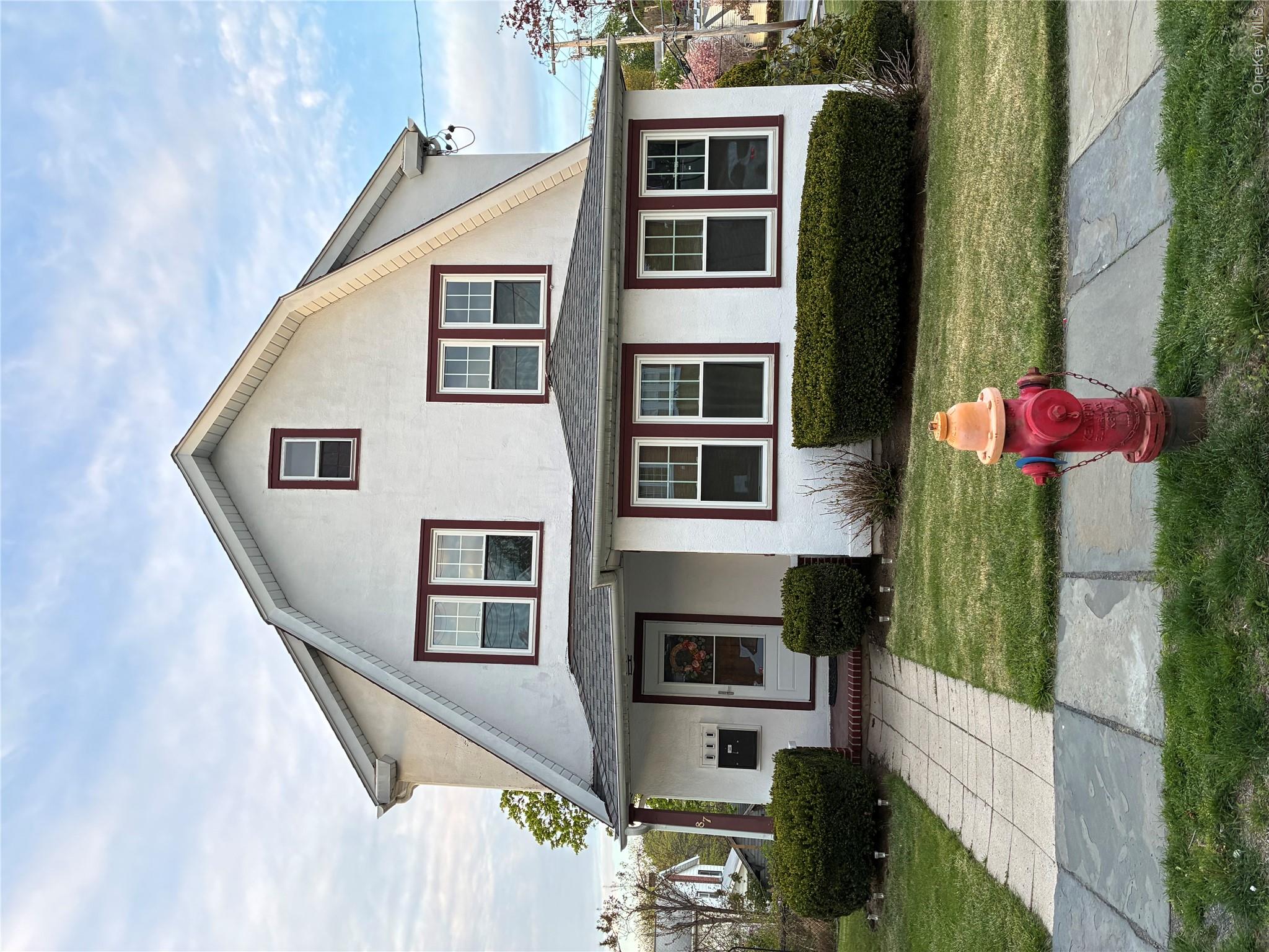 Well maintained and Spacious 2nd floor  3 Br 1 Bath unit in a two fami...