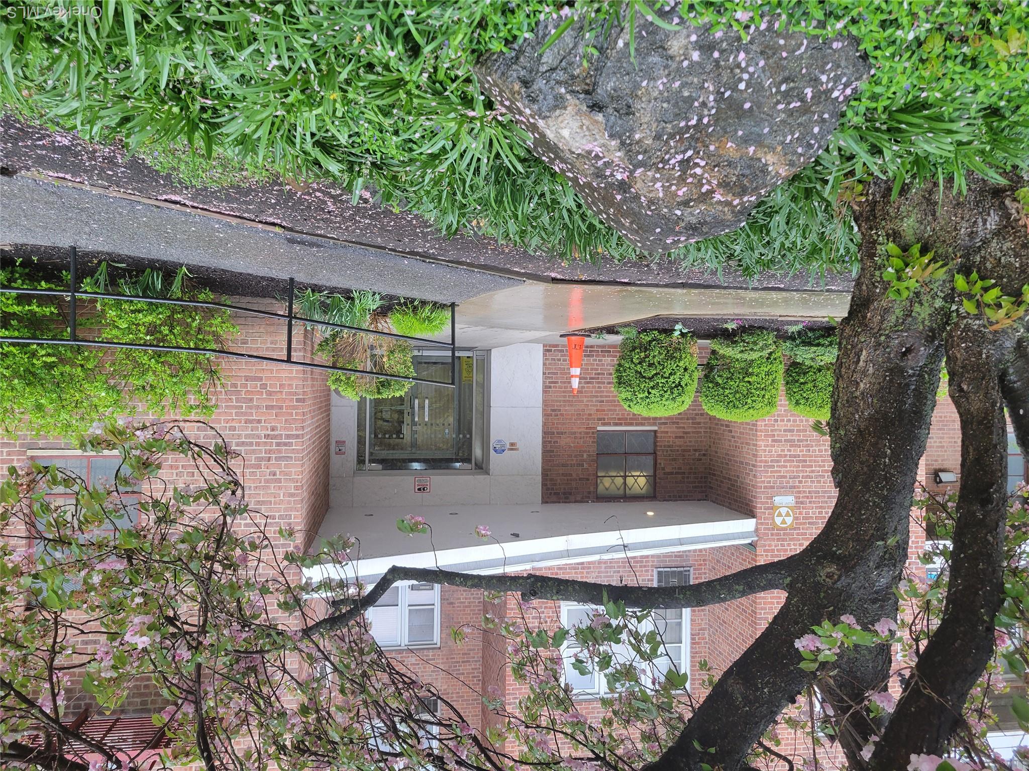 Located in a desirable historic Park View building.
Close to everythin...