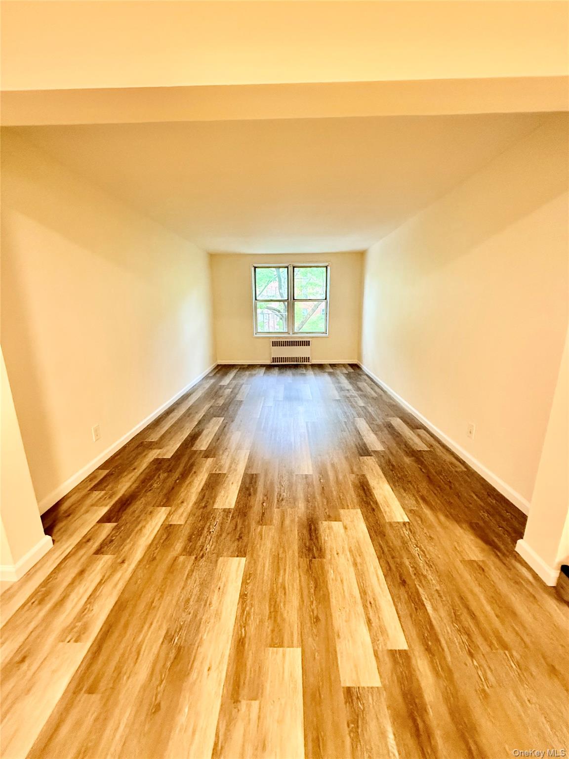 PRICED TO SELL! Welcome to Valentine Gardens! This bright 2 bedroom, 1...