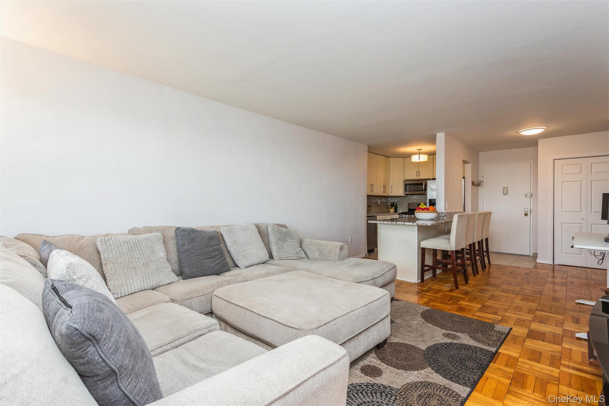 Charming one-bedroom co-op offering a comfortable and functional layou...