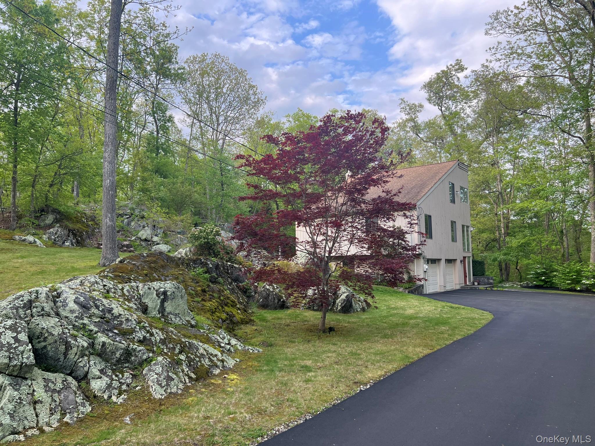 This wonderful, open-concept Contemporary/Split home enjoys a cozy, pr...