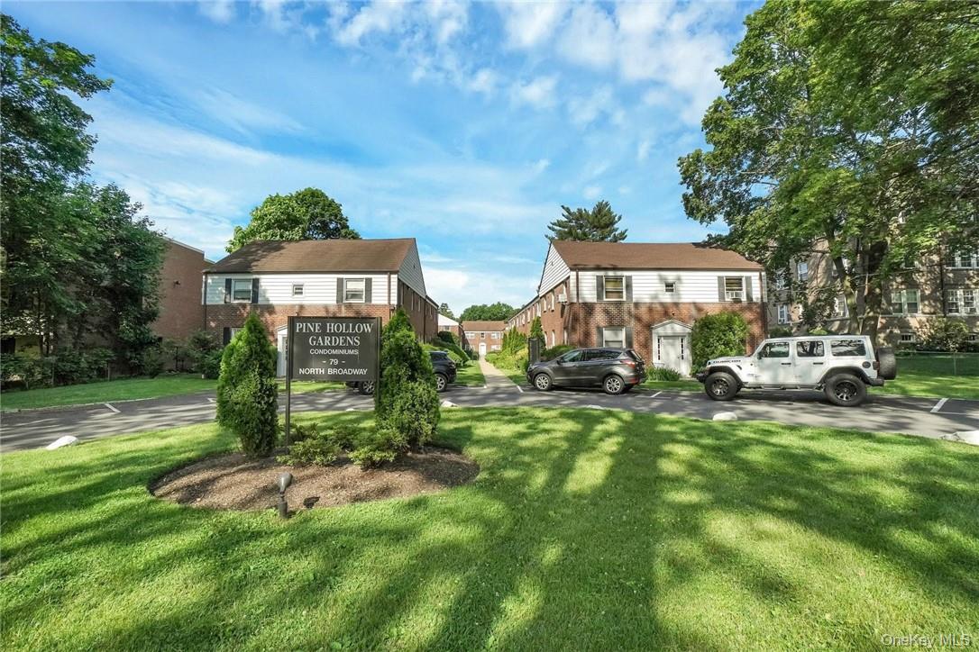Enjoy easy living near downtown White Plains, where you'll find a vari...