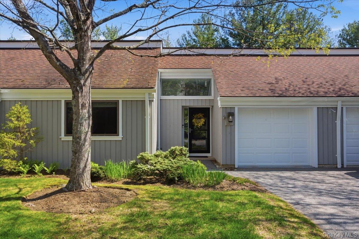 This beautifully updated Guilford unit in Heritage Hills is in mint co...