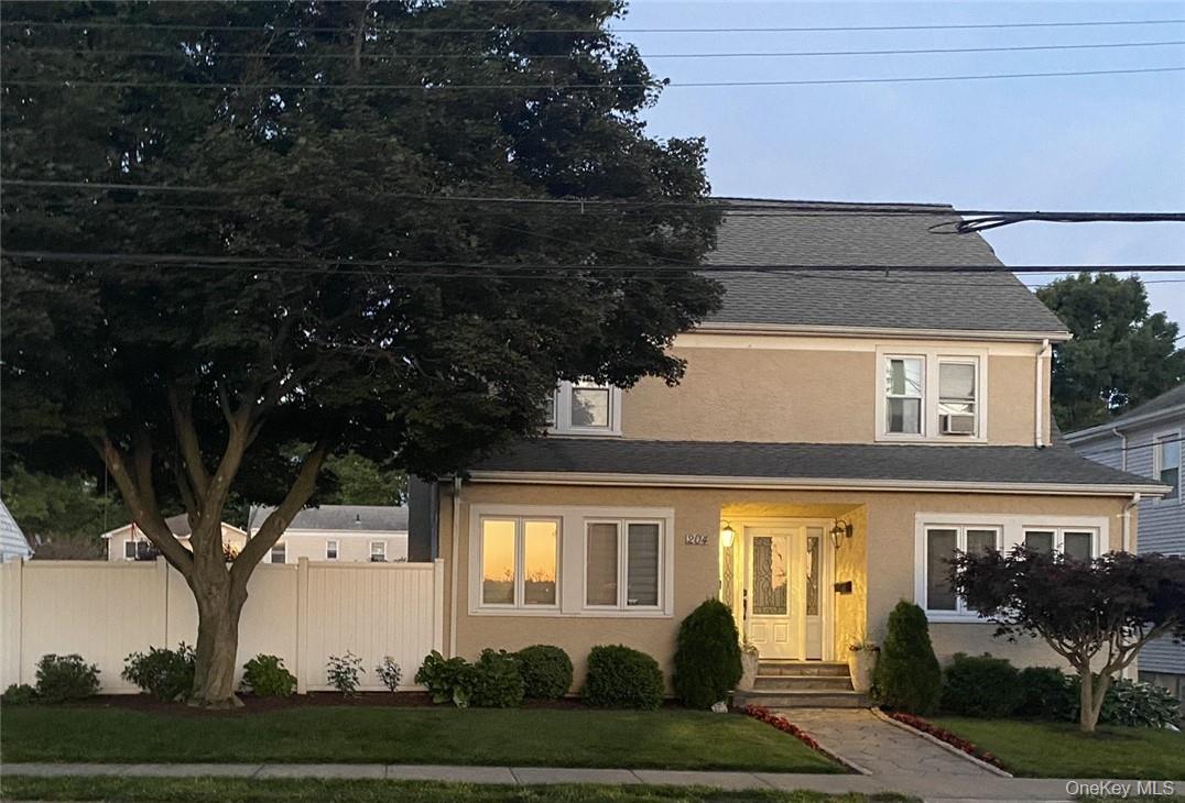 Lovely and spacious 3 bedroom/1 bath unit in sought after Silver Lake...