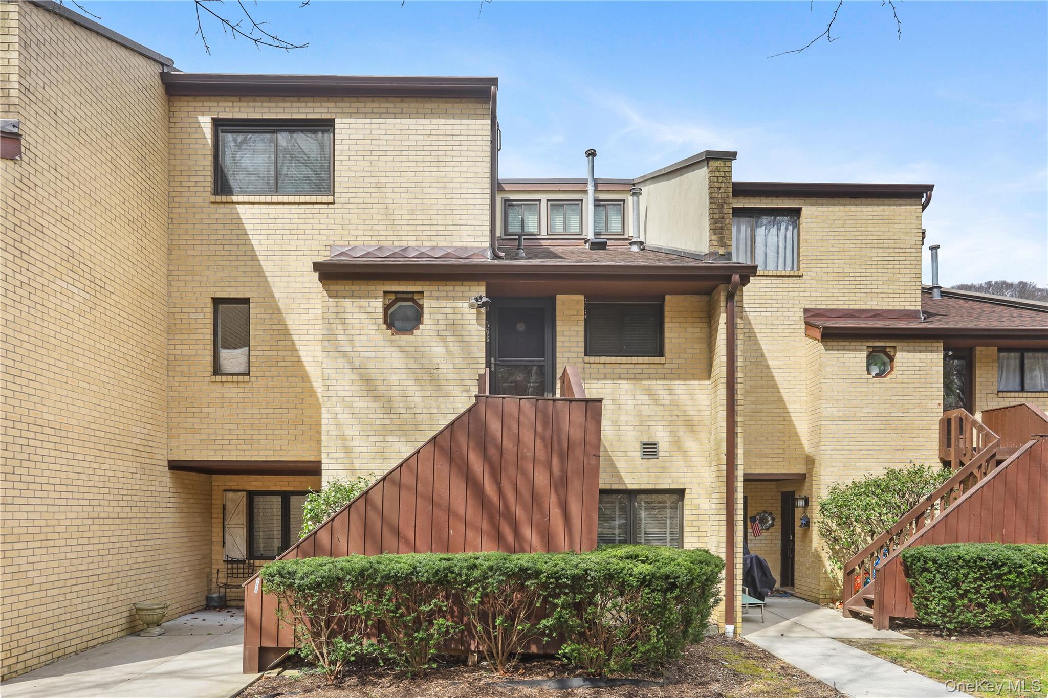 Welcome to Chestnut Oaks, a sought-after condominium community just mo...