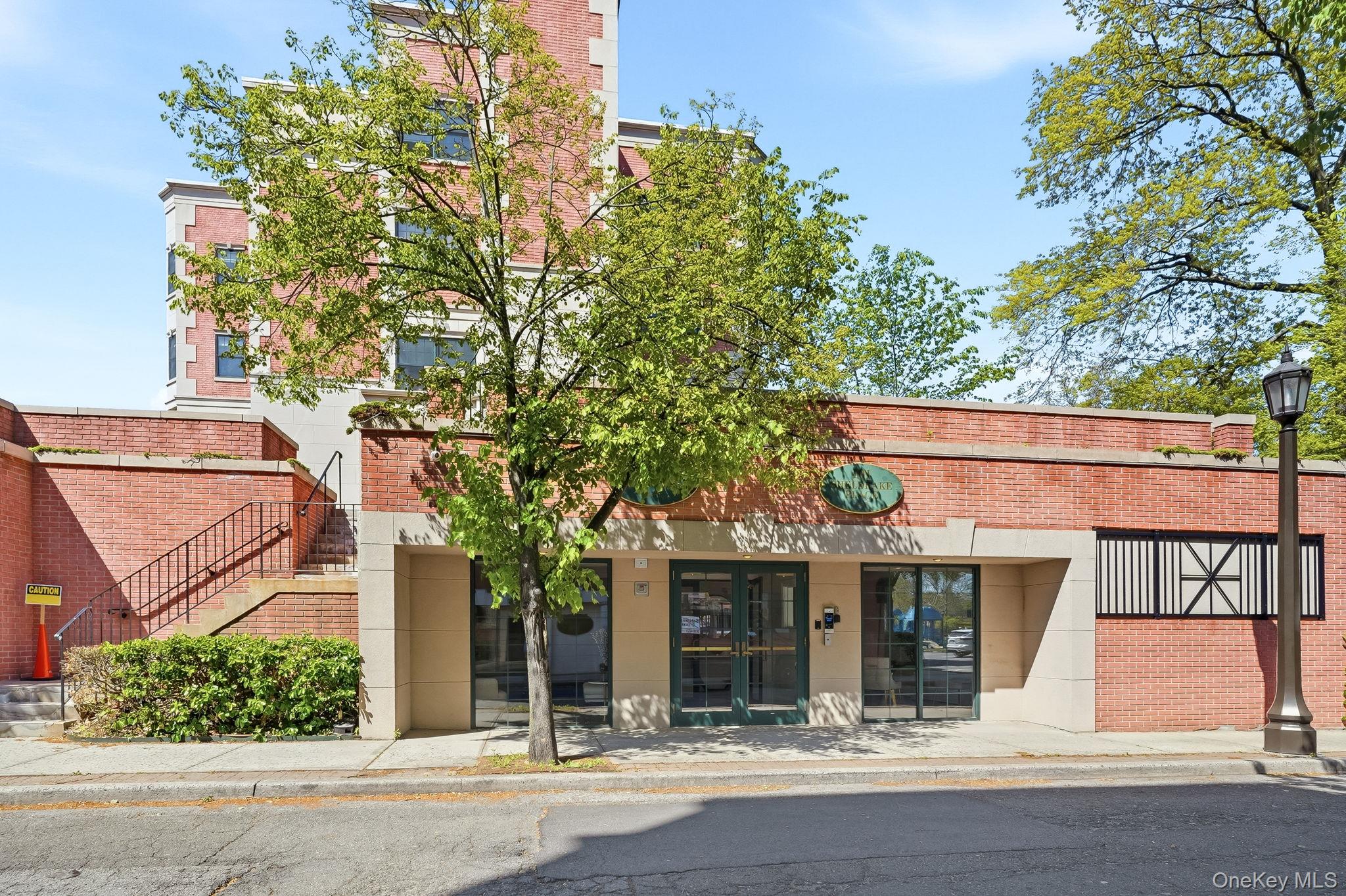 Elegance and convenience define this sparkling Parkview Station condo,...
