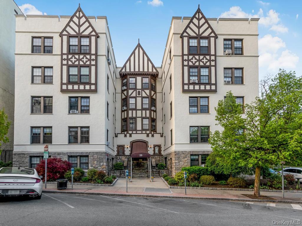 Beautifully Renovated Two Bedroom with Private Easily Assessable Groun...