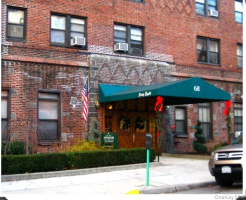 Prime Hartsdale location. Welcome to the coveted Country Club Apartmen...