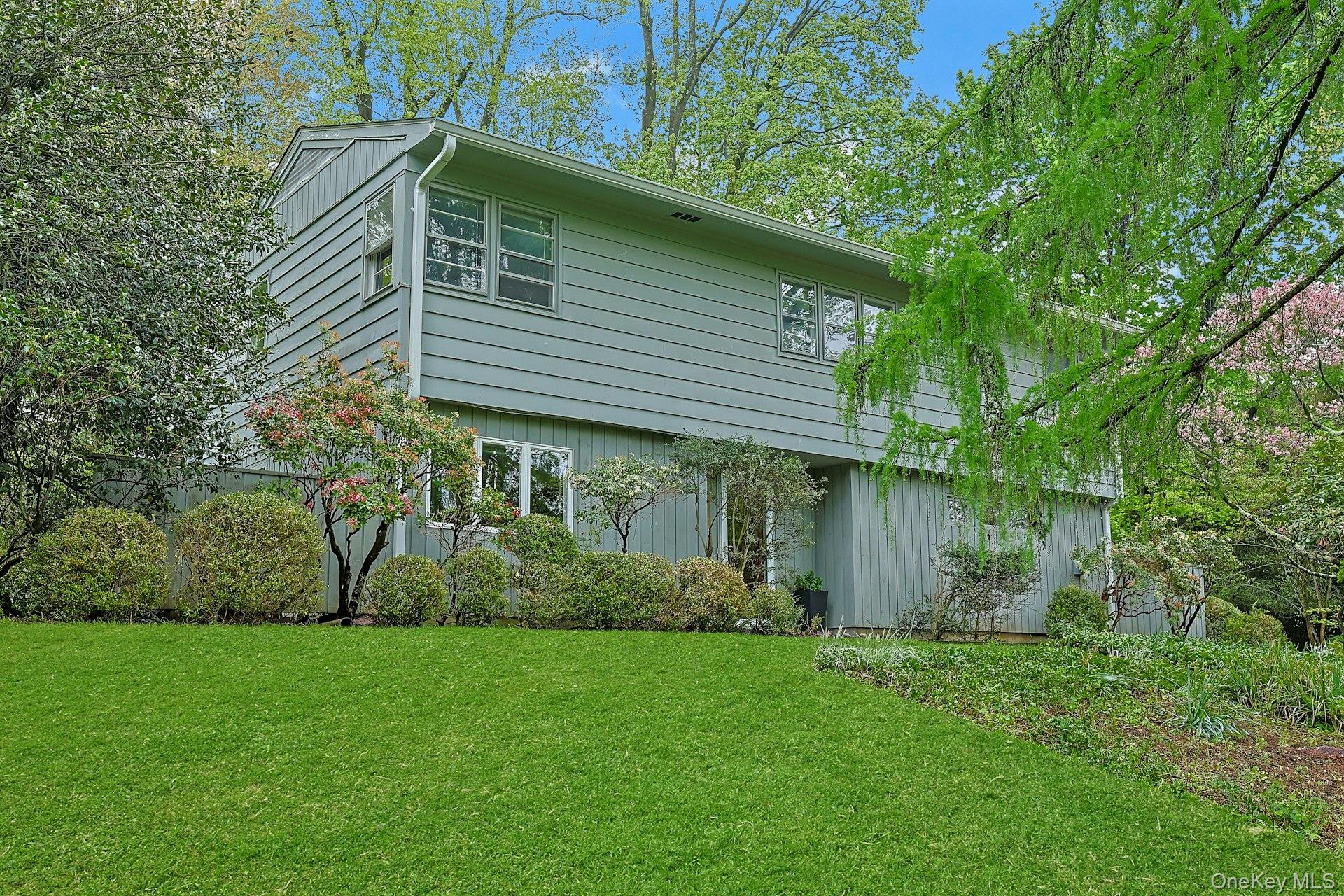 Well-maintained split-level home on a quiet cul-de-sac in Pleasantvill...