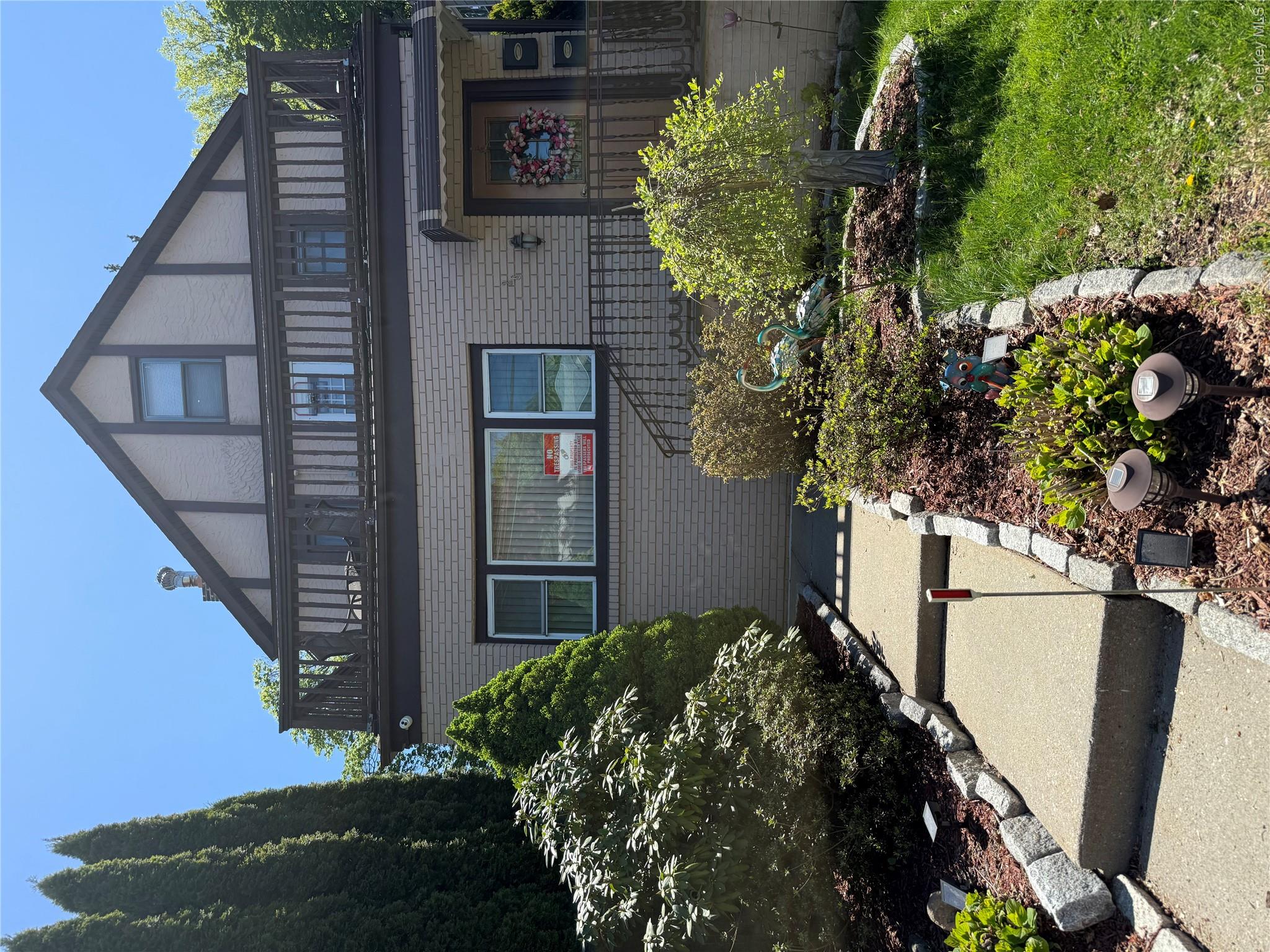 Welcome to this refreshing Beautiful apt 3-bedroom, 3 -full bathroom...