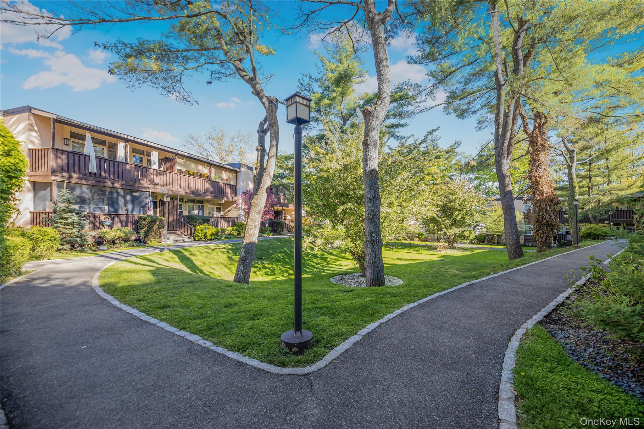 Spacious apartment in the well maintained Heathcote Court complex offe...