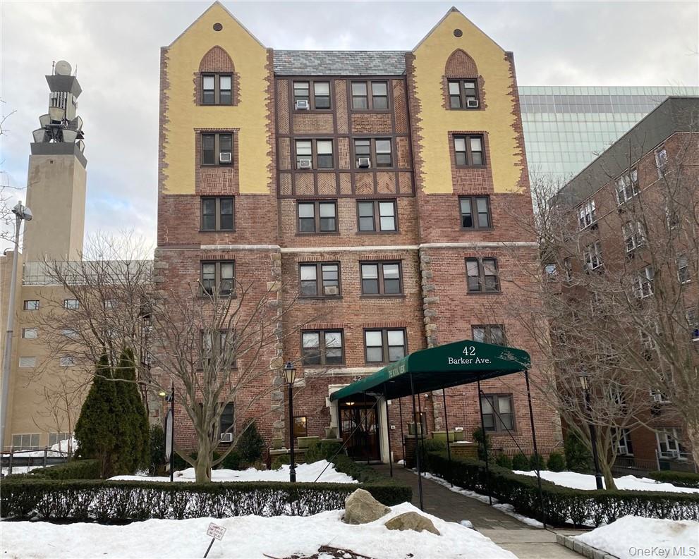Welcome to The Royal View! Spacious 1 bedroom with entry which takes y...