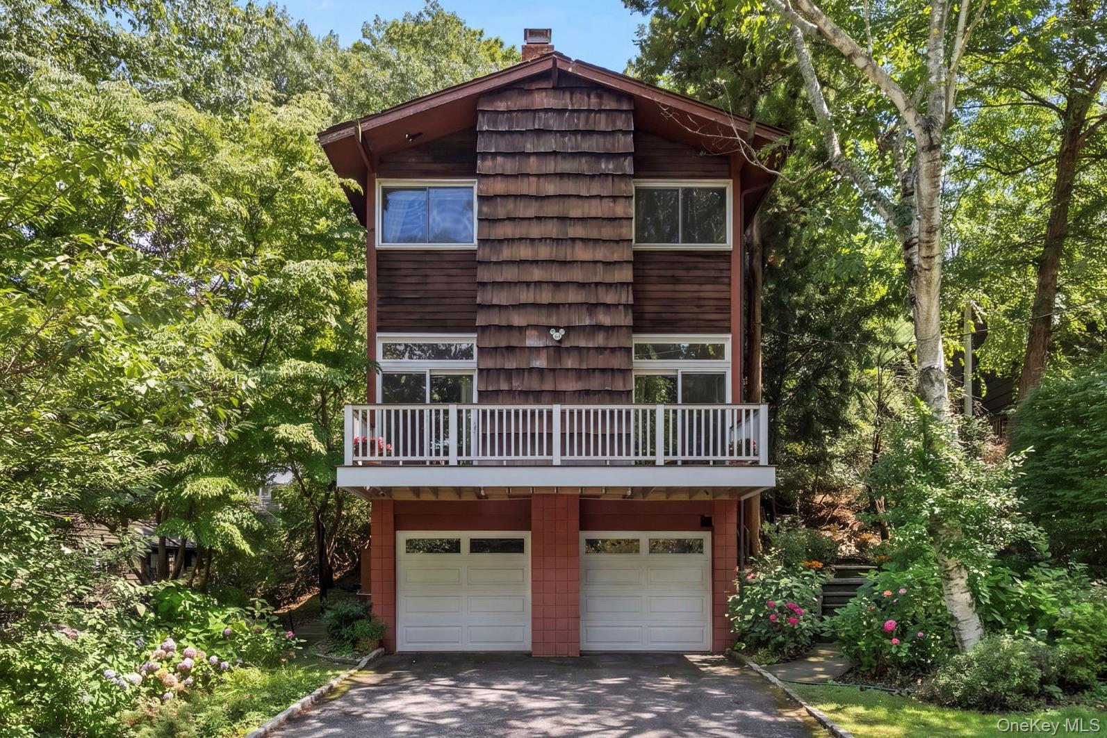 Nestled on a sought-after cul-de-sac in the award-winning Ardsley comm...