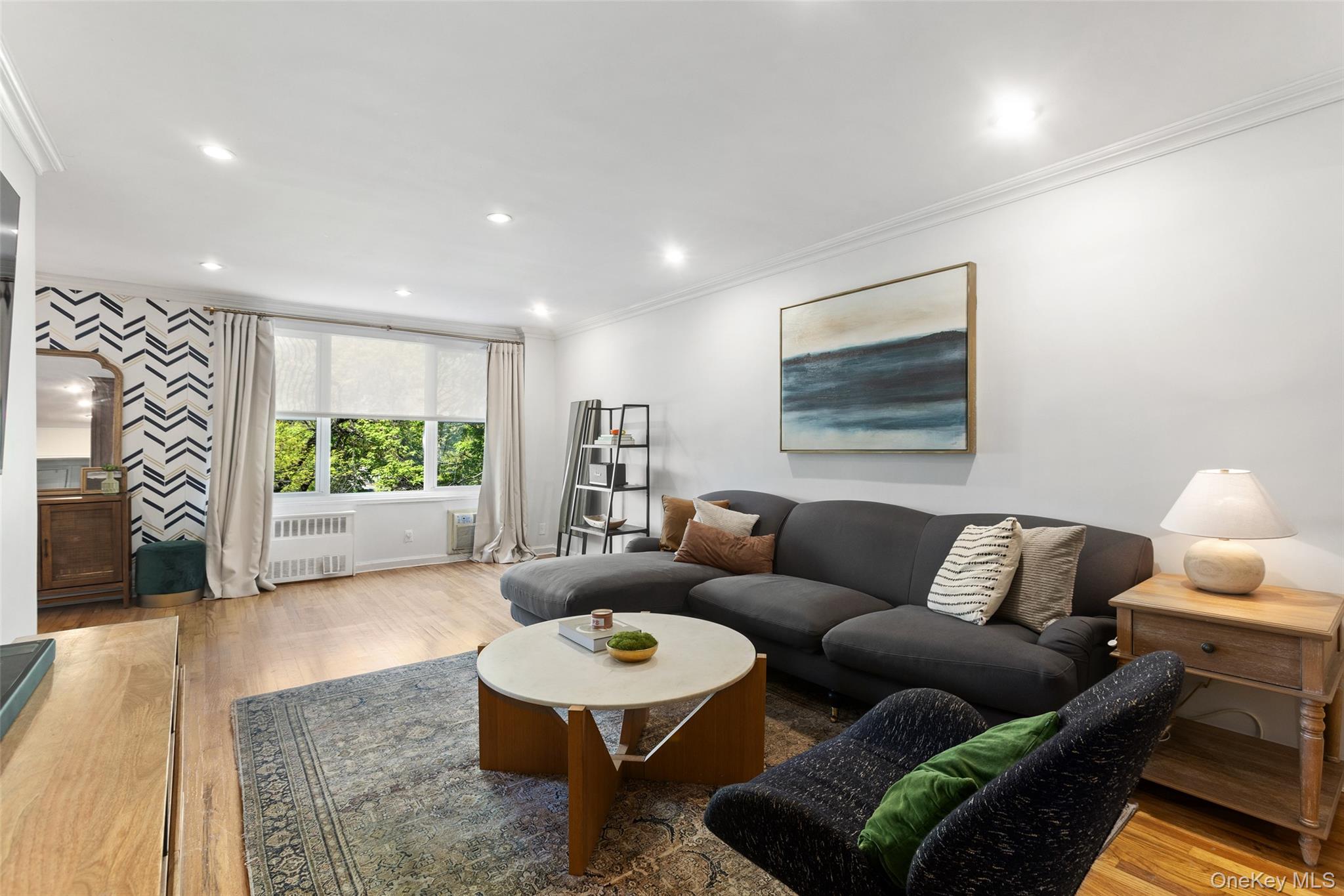 Discover this stunning and spacious apartment featuring 2 bedrooms and...