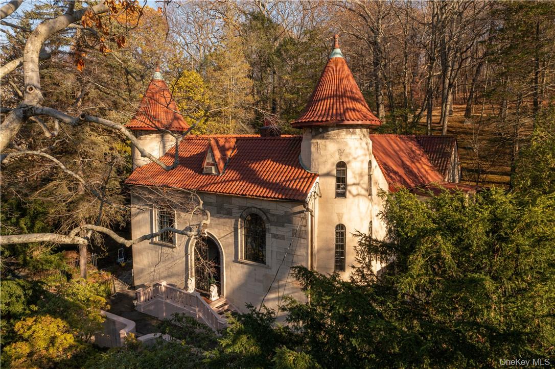 "VILLA KEEN" - THE GLAMOUR OF A CASTLE MEETS BROADWAY & THE ARTS -  Ir...
