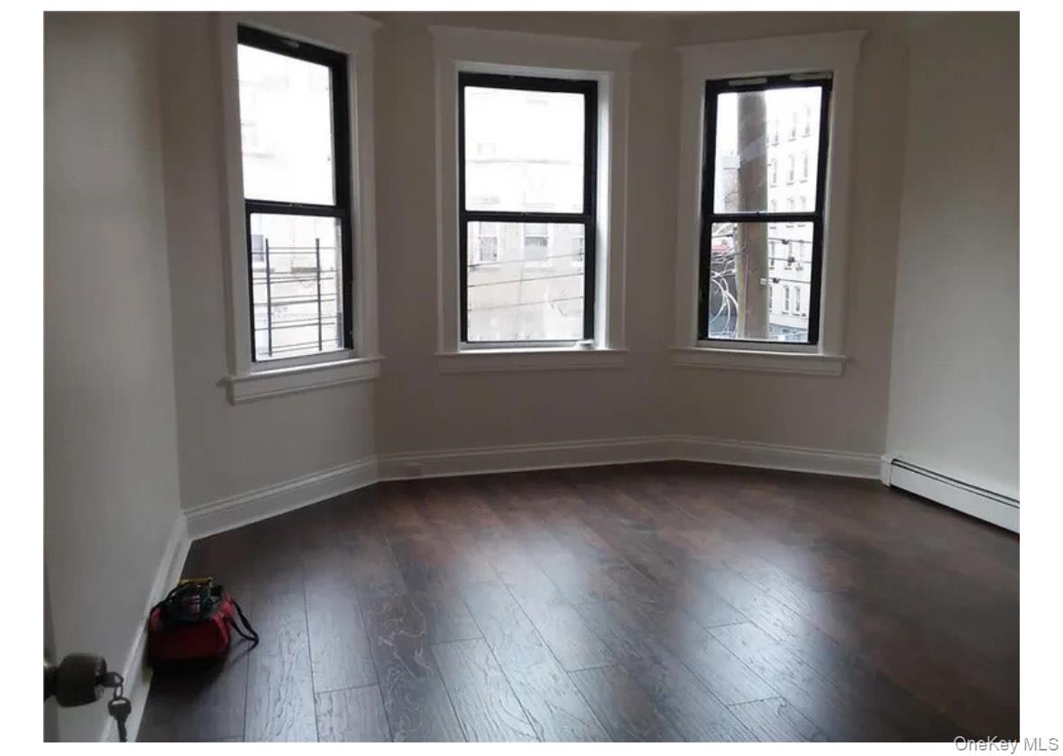 Spacious 4-Bedroom Apartment – Prime Yonkers Location! Welcome to this...