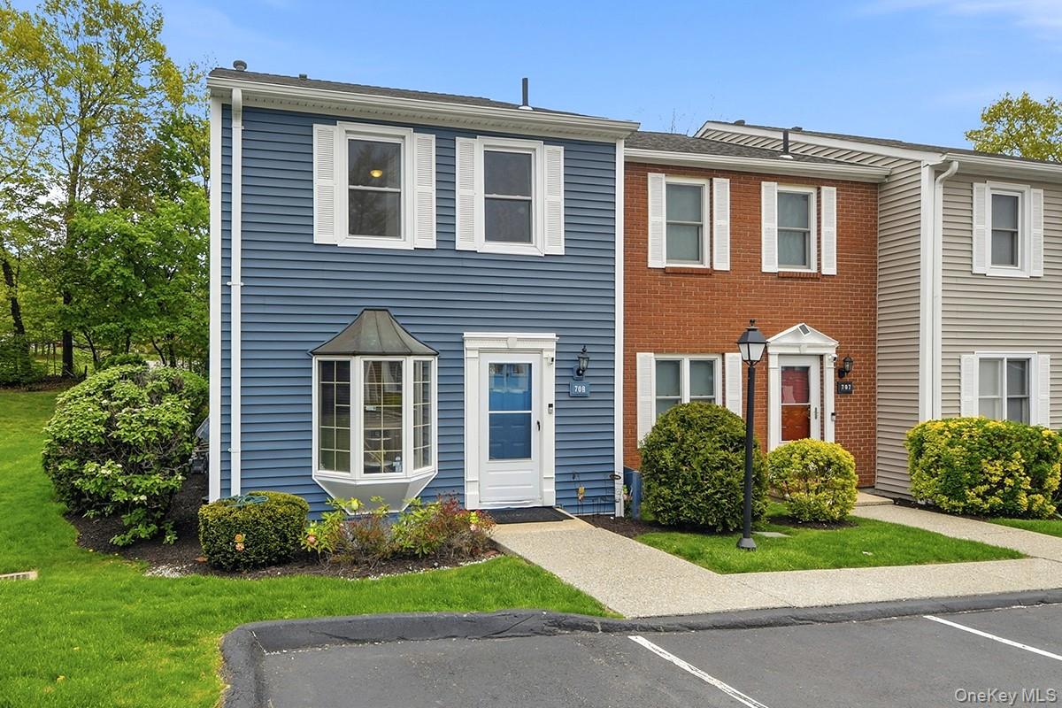 Beautiful end-unit townhouse in the Greenacres community offering comf...