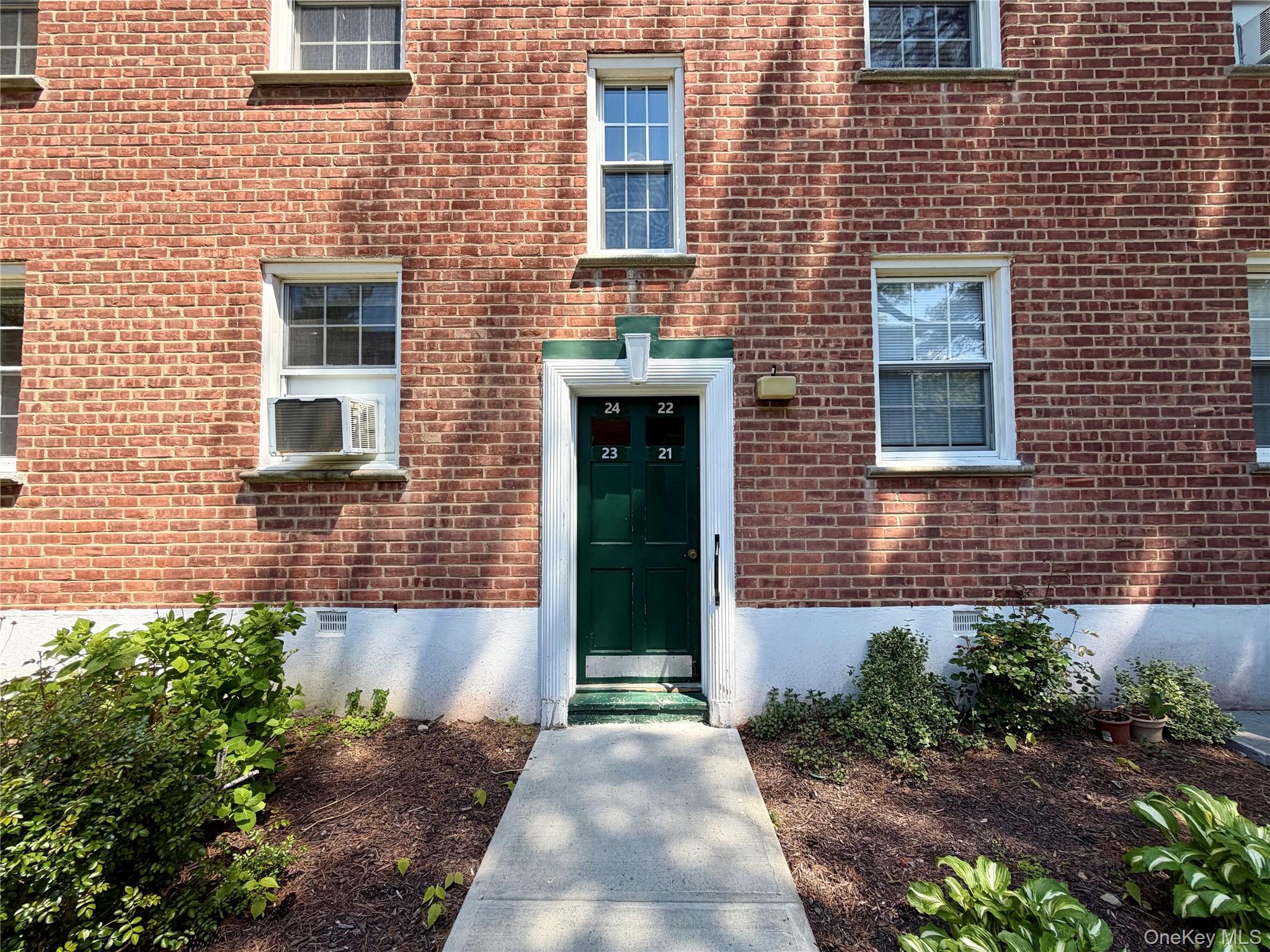 Welcome to this top-floor studio co-op in the heart of Hartsdale! Step...