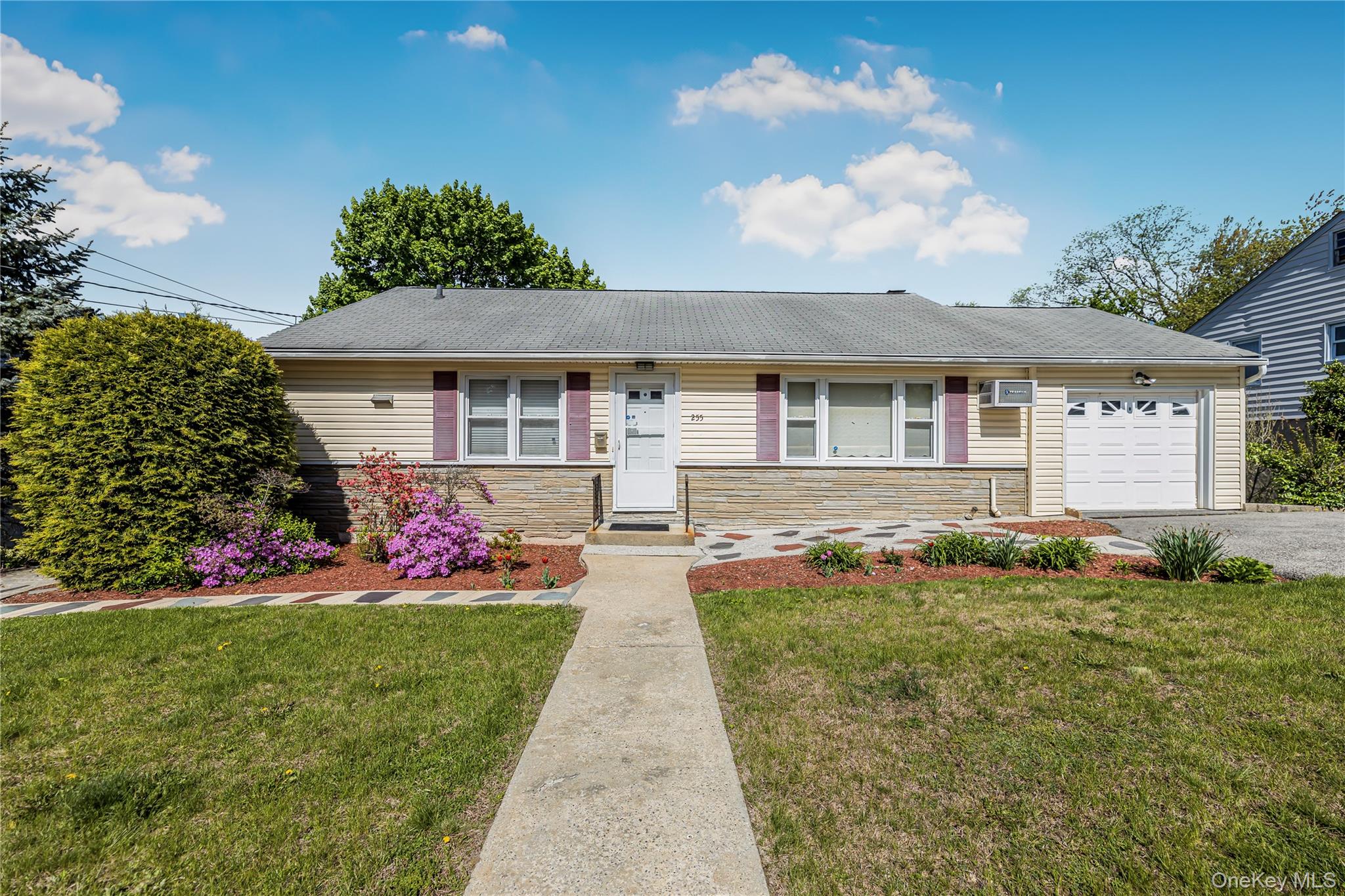A cozy single-family Ranch home in a residential dead-end street. 3 be...