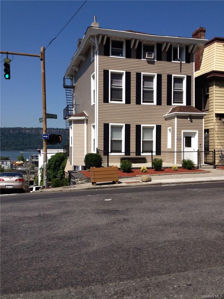 4 family three are 2 bedroom apts and one is a 1 bedroom apt with a de...
