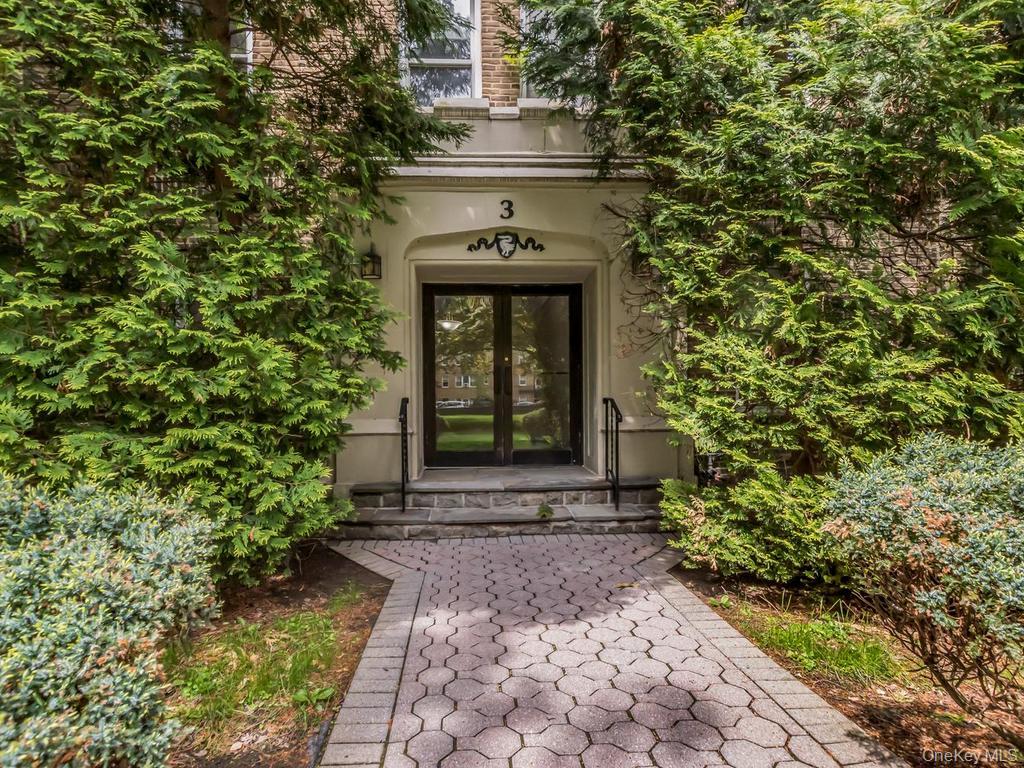 Welcome home to this lovely 1 bedroom co-op on the second floor of Bui...