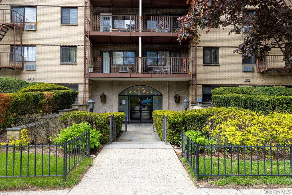 Cozy studio unit at Palmer Woods. The property is on the border of Lar...