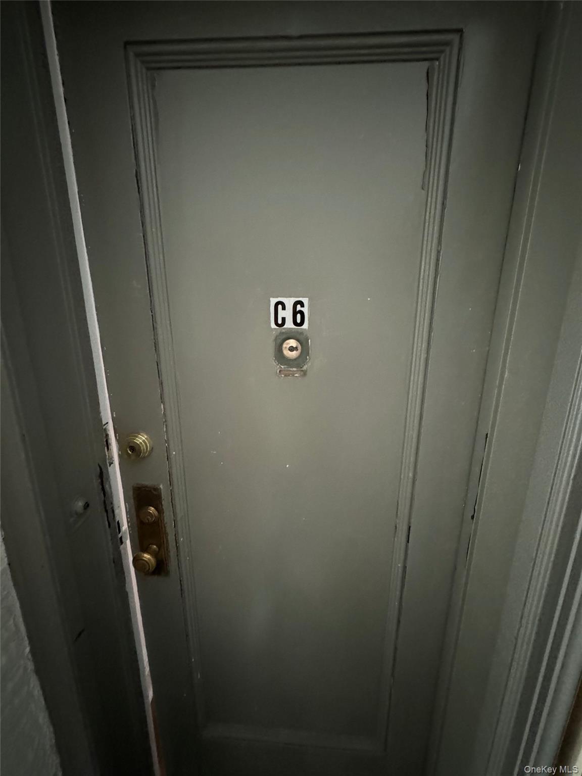 Bright 1 bedroom apartment...Convenient to all. ONLY a 2 Minute walk t...