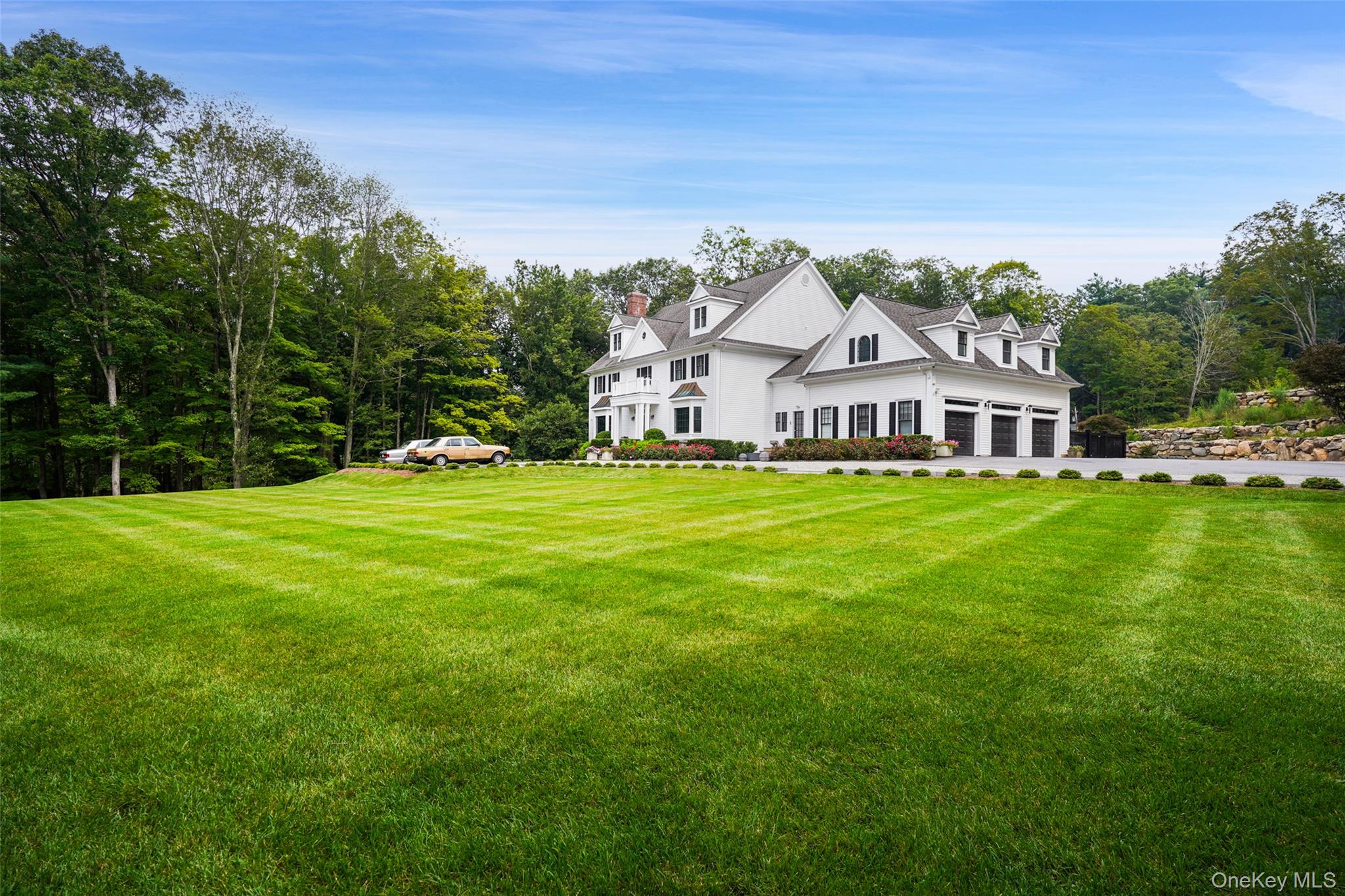 Fabulous Bedford rental.  Excellent location and just minutes to the t...