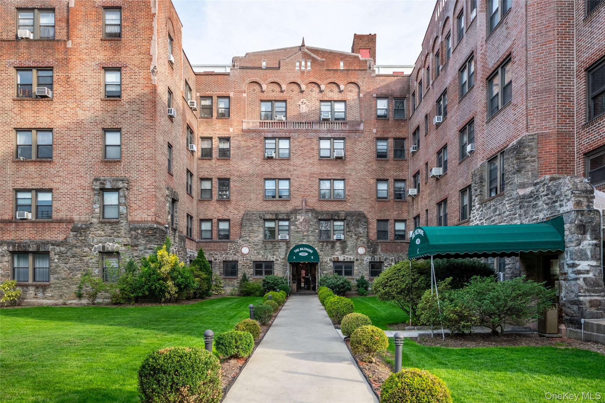 Welcome to the renowned Biltmore in Pelham Manor! This beautifully upd...