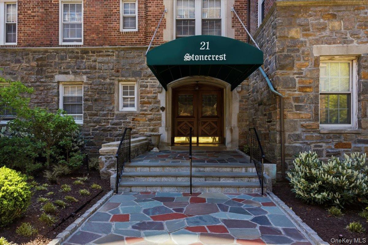 Welcome to this beautiful doorman building in Larchmont, just one bloc...