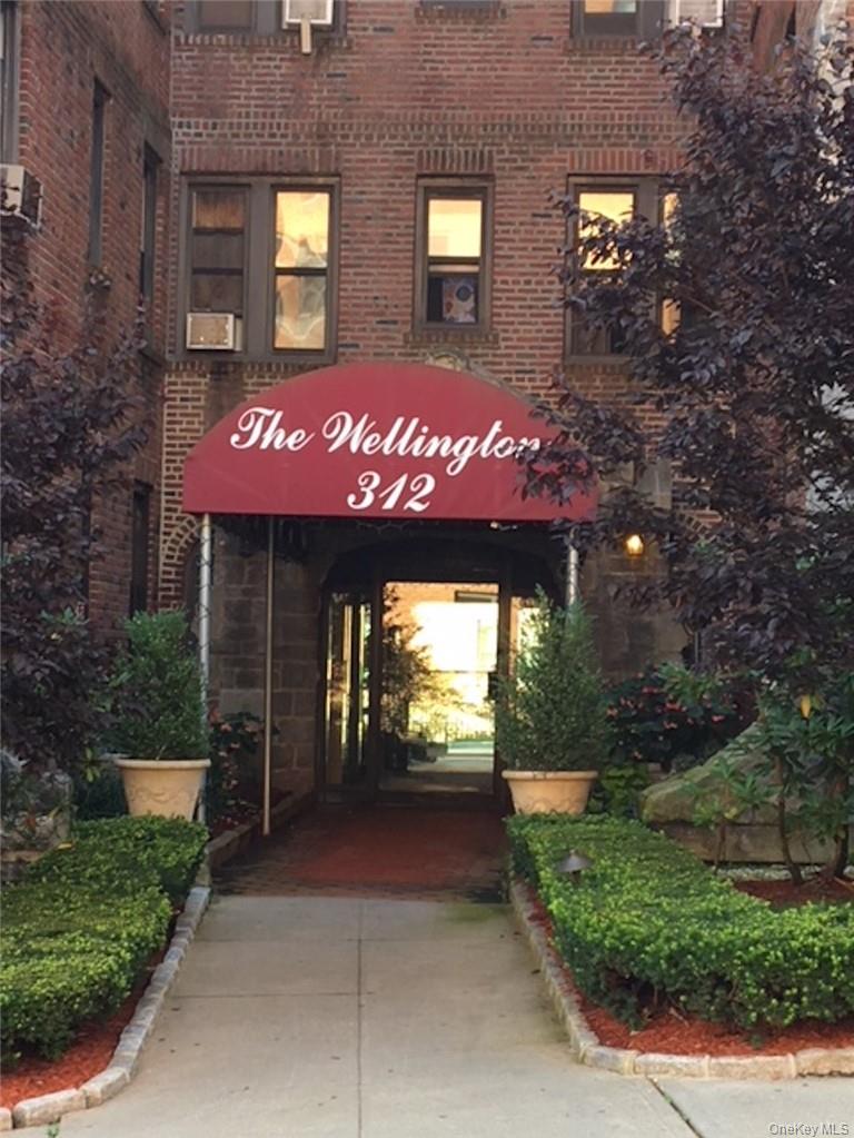 Bright and spacious apartment in the heart of White Plains! This large...