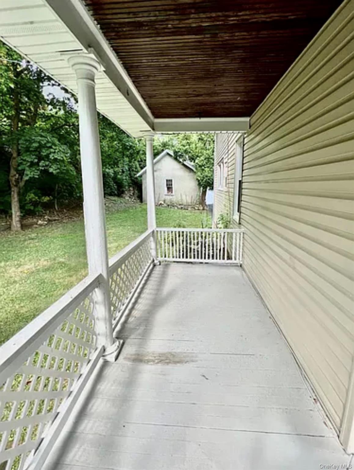 Perfectly situated on the border of White Plains and West Harrison, th...